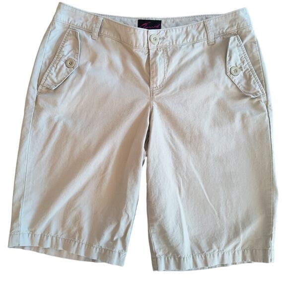 Torrid Bermuda Shorts Women's Size 12 Neutral Khaki 12 inch Cotton Flat front - Picture 1 of 10
